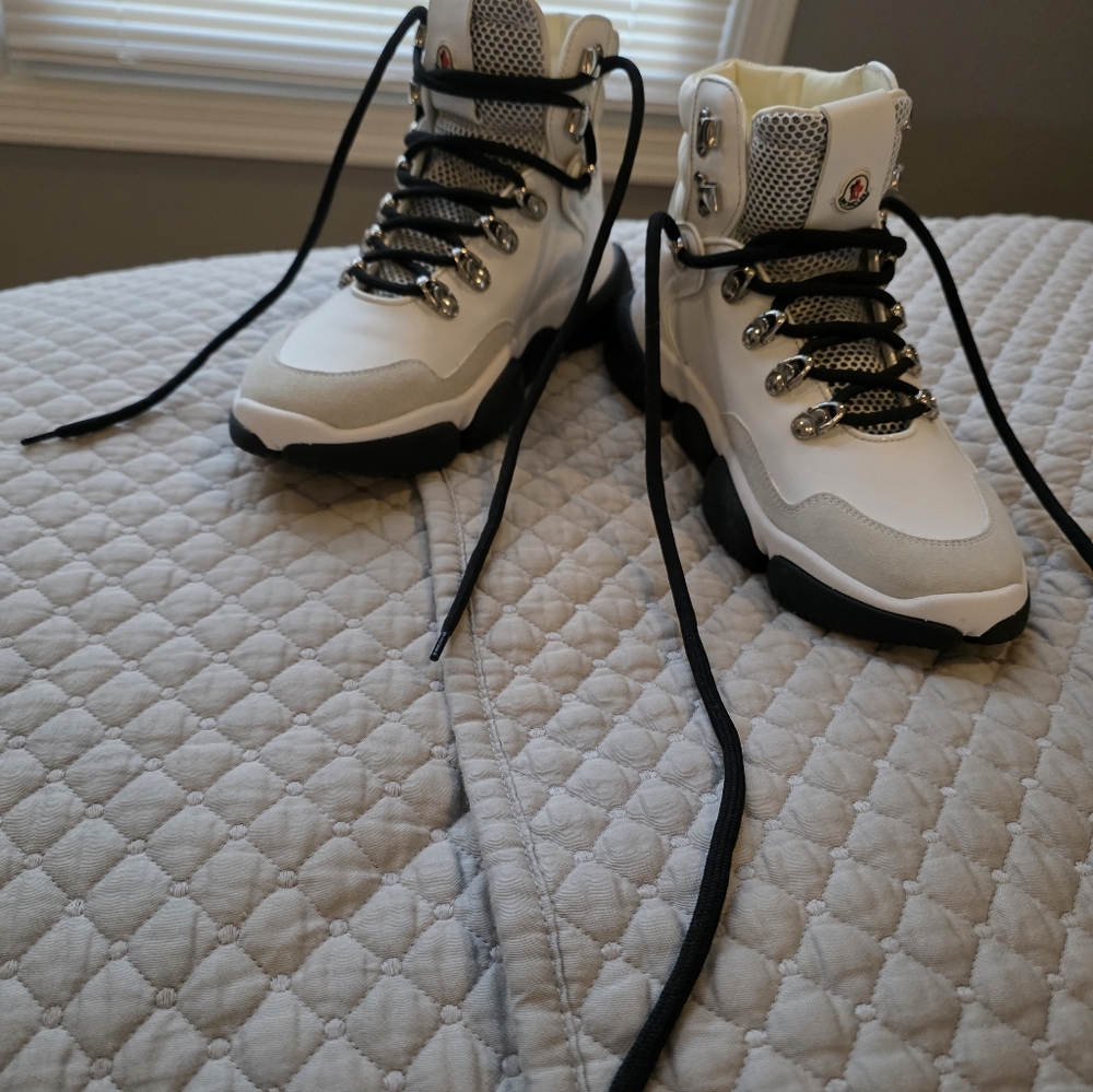Stylish White Hiking Boots. Moncler. Size38(8).